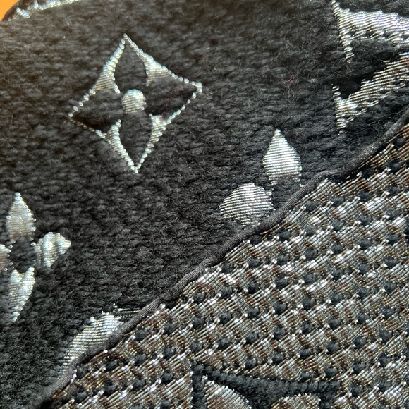 Authentic Louis Vuitton scarf black wool with metallic - Picture 5 of 6